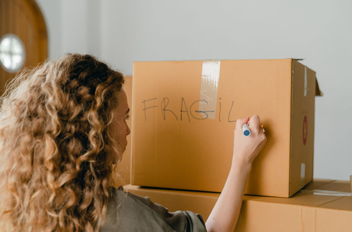 Fragile adalah